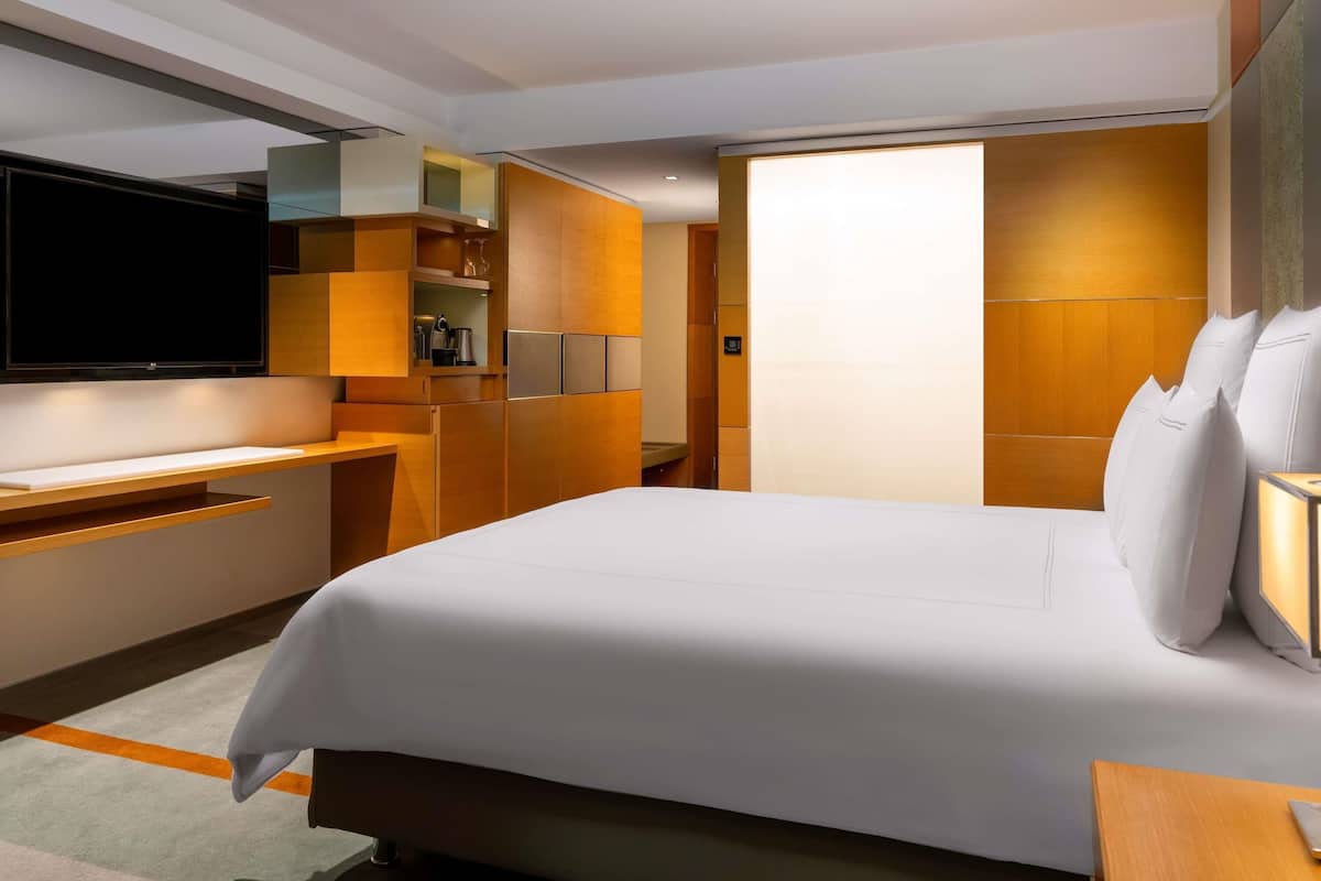 Hypo-allergenic bedding, minibar, in-room safe, desk