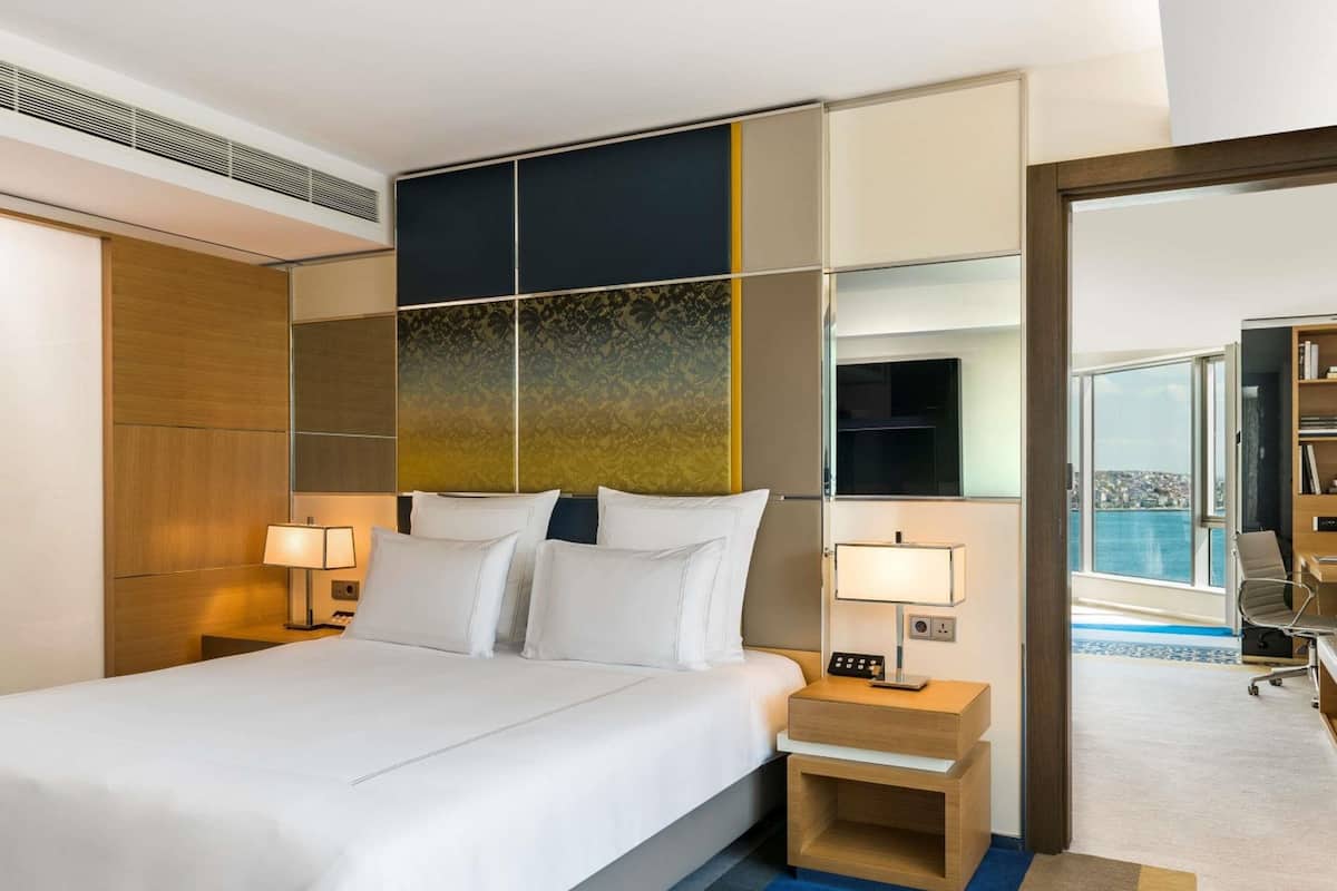 Deluxe-sviitti, 1 suuri parisÀnky ja vuodesohva (Bosphorus View) | Allergiatestatut vuodevaatteet, minibaari, tallelokero huoneessa