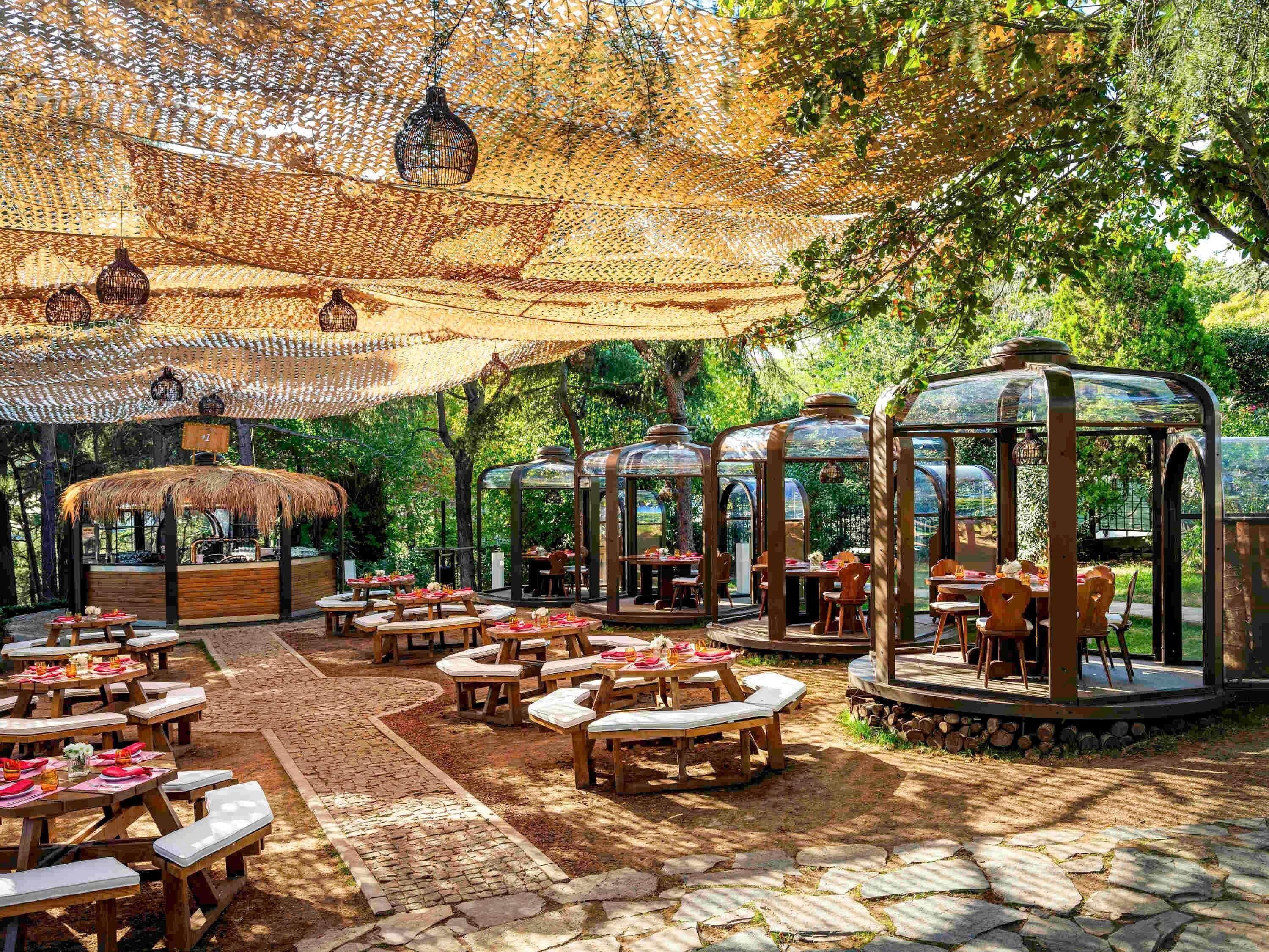 8 間餐廳；供應早餐、午餐、晚餐；多國菜