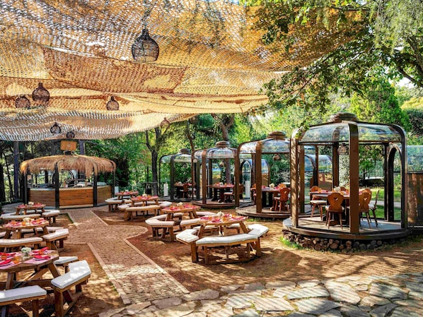 8 restaurants, breakfast, lunch, dinner served; international cuisine