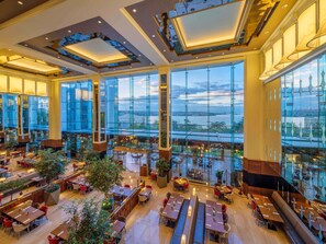 8 nhà hàng, phục vụ bữa sáng, bữa trưa, món ăn mang phong cách quốc tế 