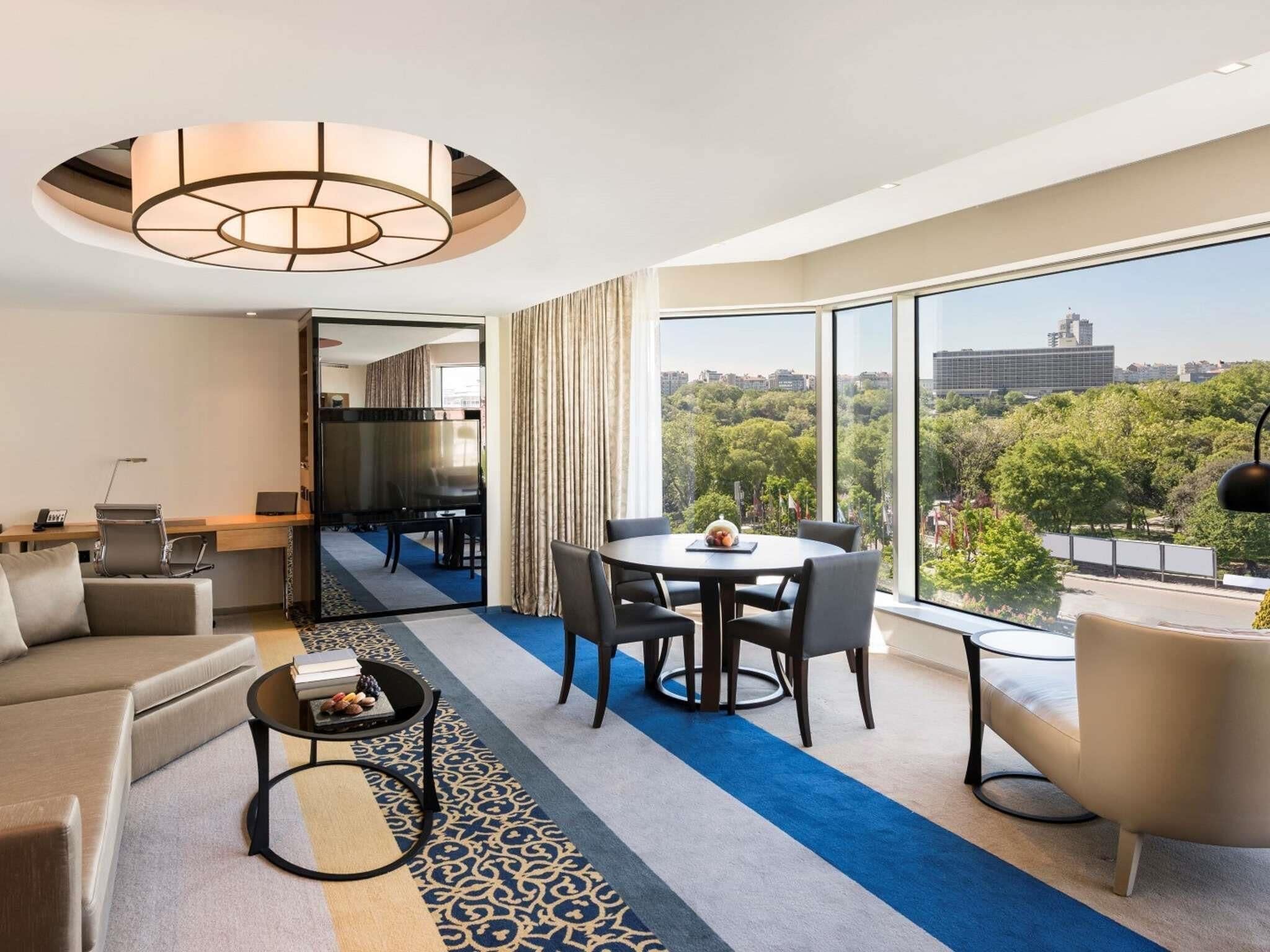 Deluxe Suite, 1 King Bed with Sofa bed, Garden View | Hypo-allergenic bedding, minibar, in-room safe, desk