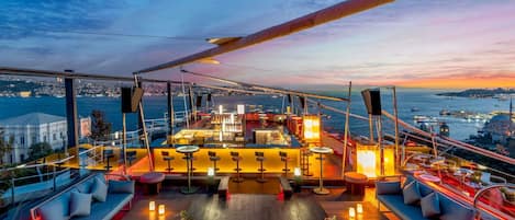 8 restaurantes, se sirven desayunos, comidas y cocina internacional