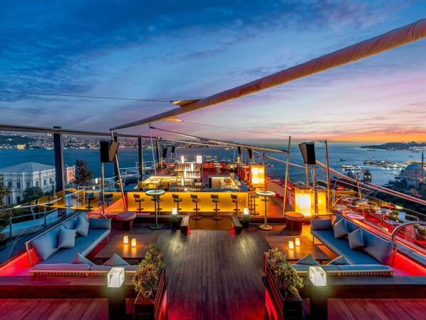 8 restaurants, breakfast, lunch, dinner served; international cuisine