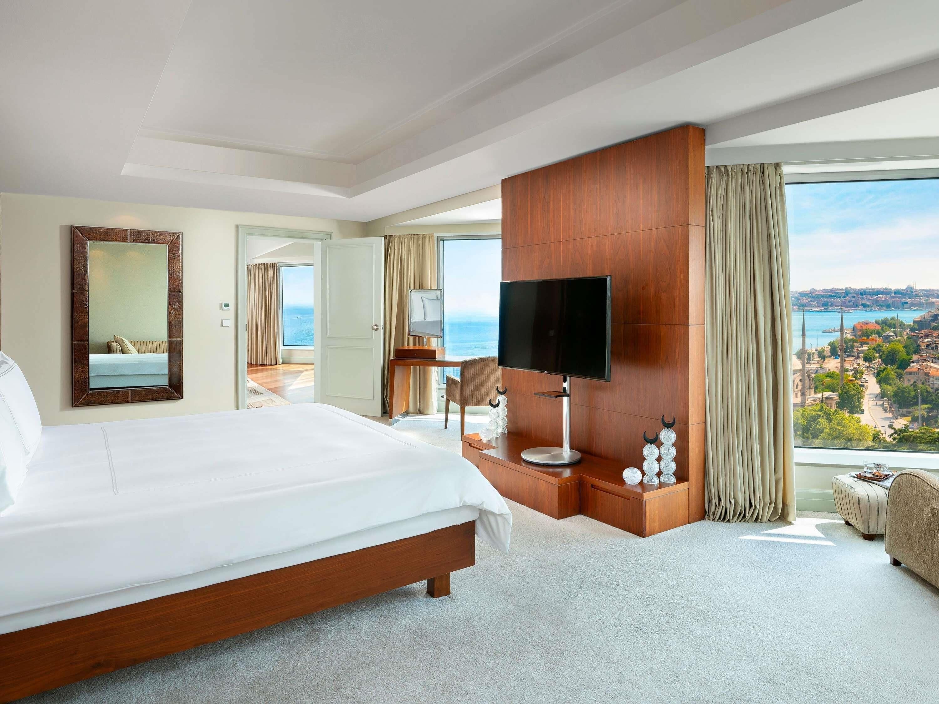 Suite, Multiple Beds with executive lounge access | Hypo-allergenic bedding, minibar, in-room safe, desk