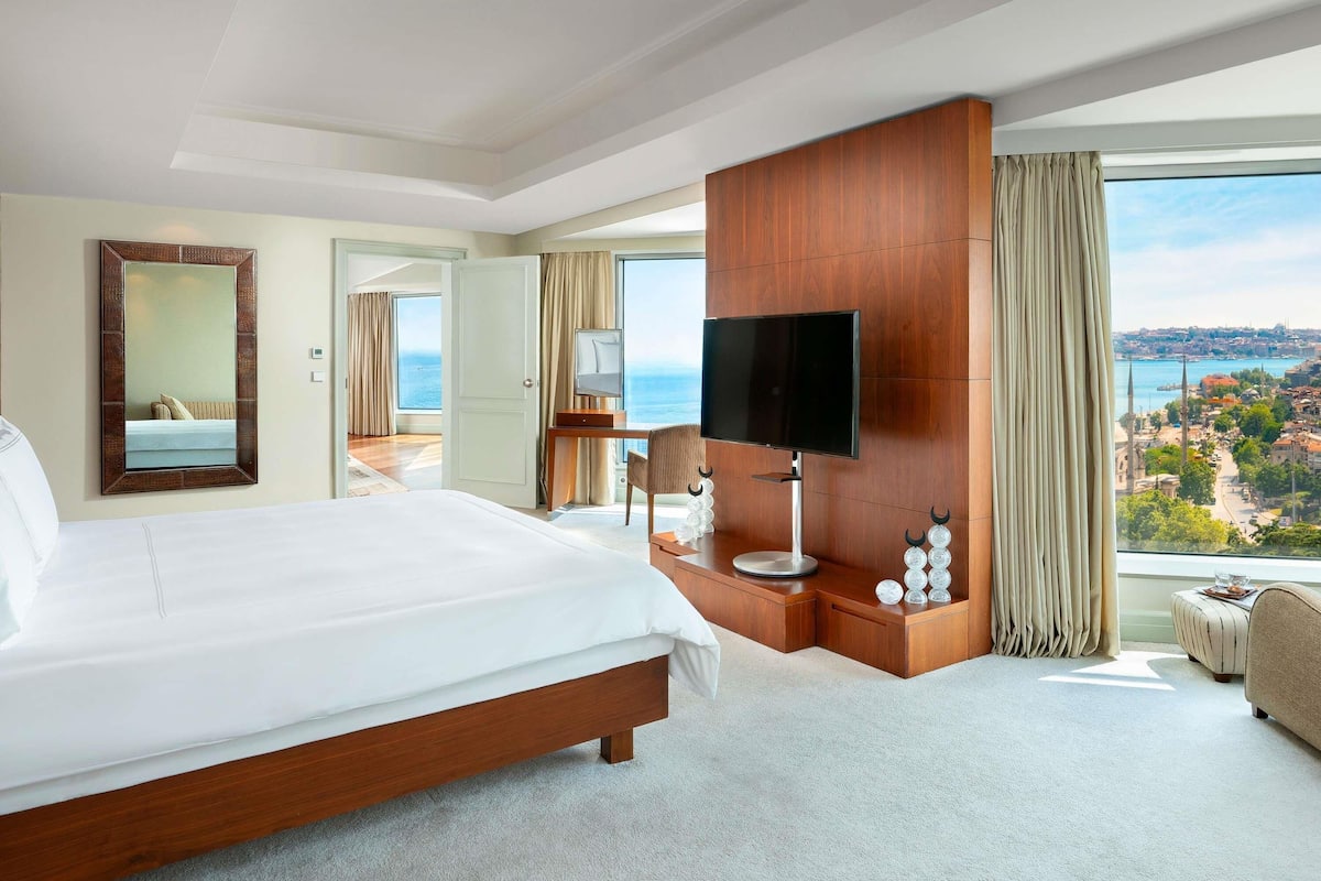 Suite, Multiple Beds with executive lounge access | Hypo-allergenic bedding, minibar, in-room safe, desk