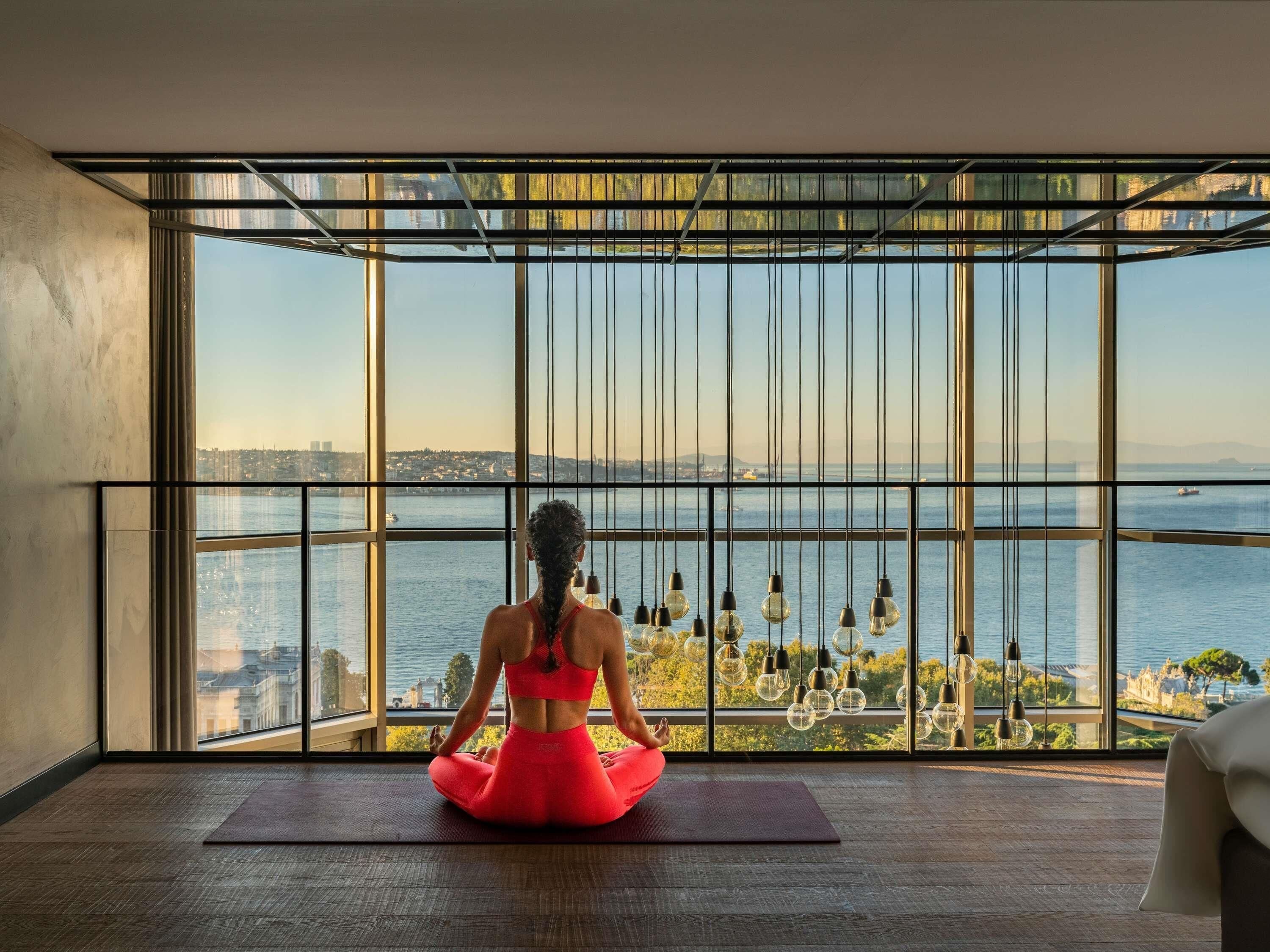 Hypo-allergenic bedding, minibar, in-room safe, desk