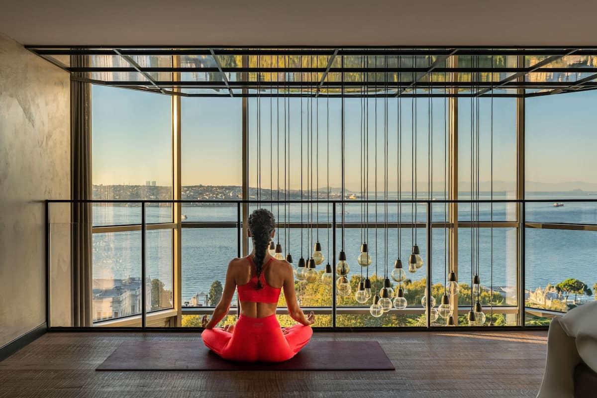 Hypo-allergenic bedding, minibar, in-room safe, desk