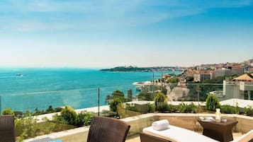 Seprai antialergi, minibar, brankas, dan meja kerja