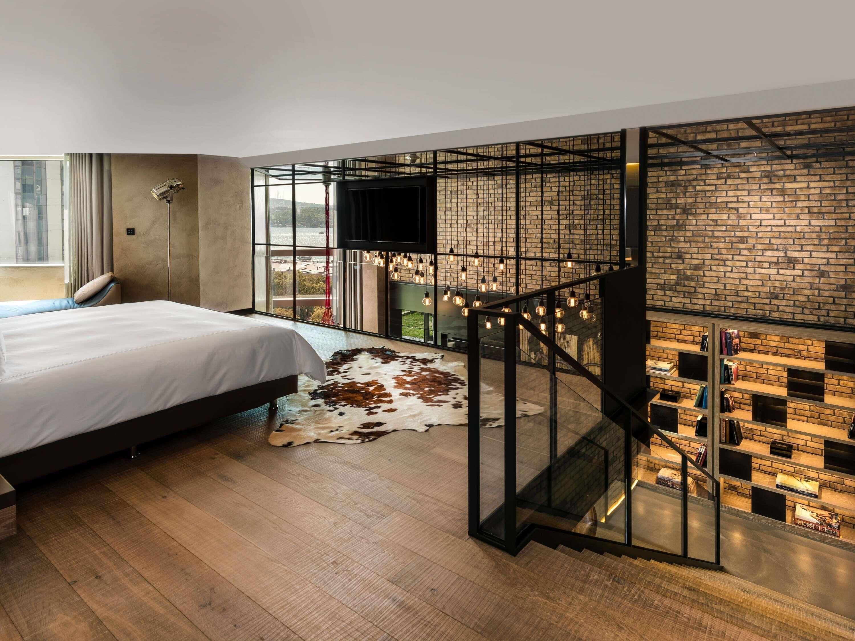 Hypo-allergenic bedding, minibar, in-room safe, desk