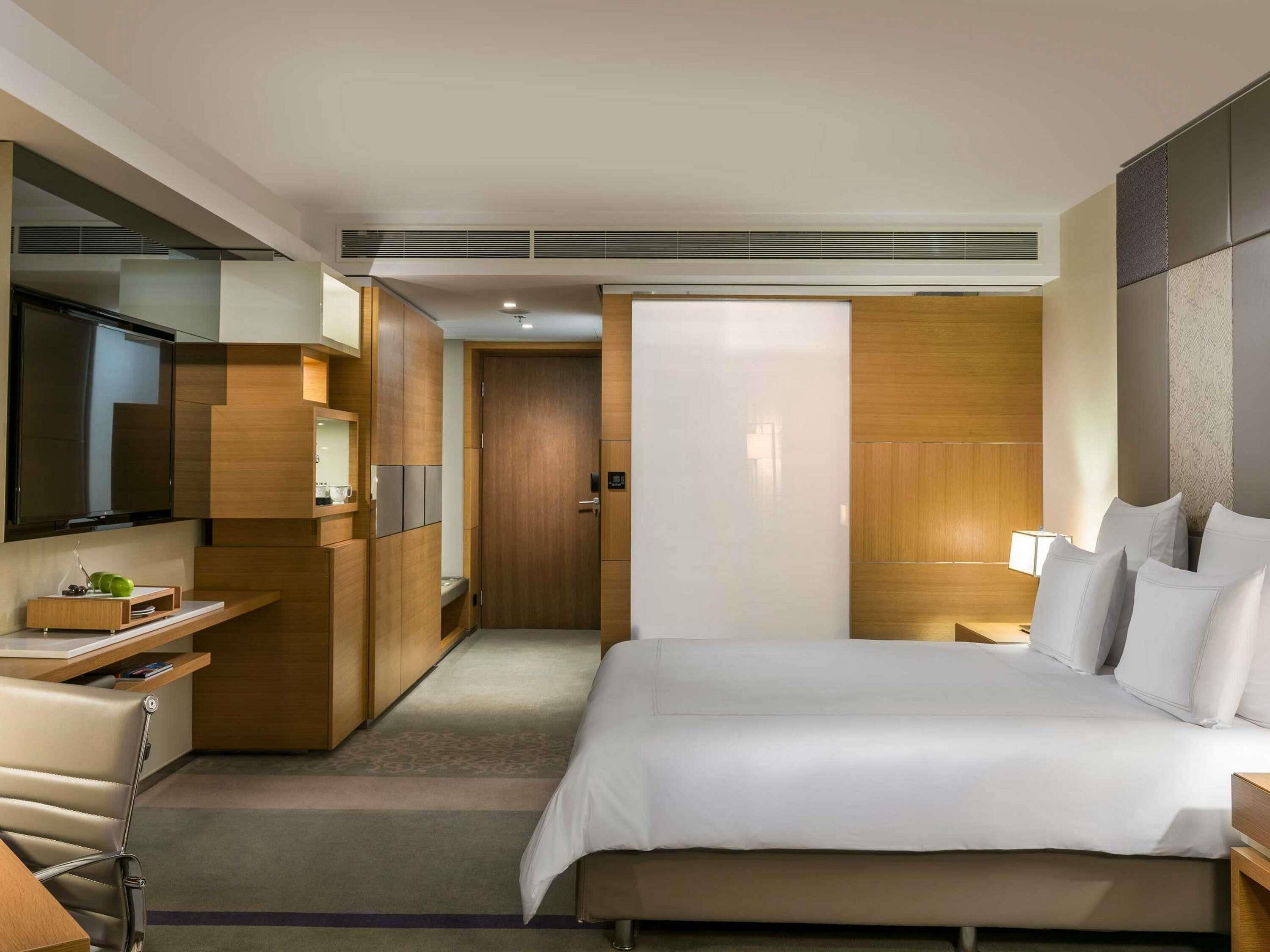 Hypo-allergenic bedding, minibar, in-room safe, desk