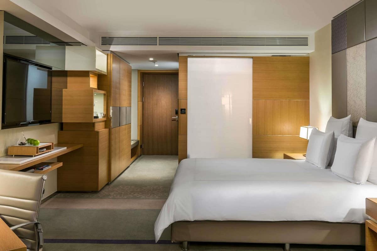 Hypo-allergenic bedding, minibar, in-room safe, desk