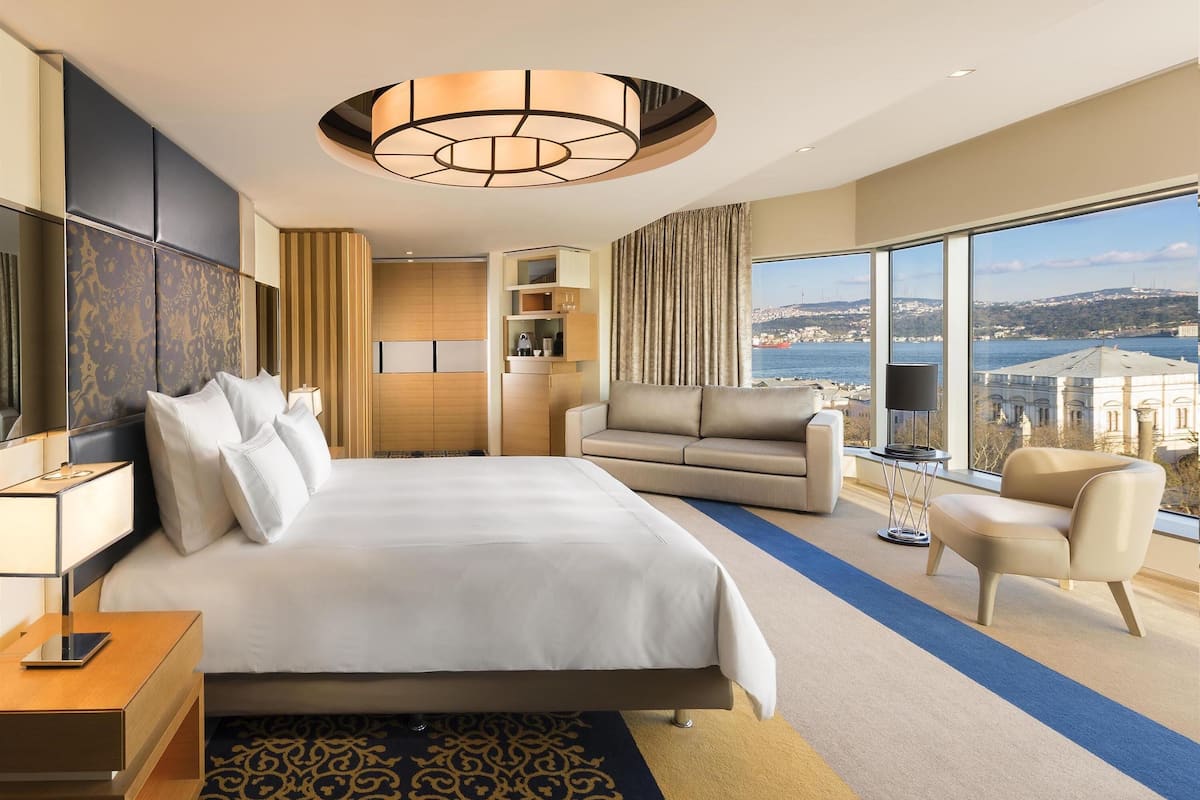 Swiss, Habitación ejecutiva, 1 cama King size, en esquina | Ropa de cama hipoalergénica y minibar