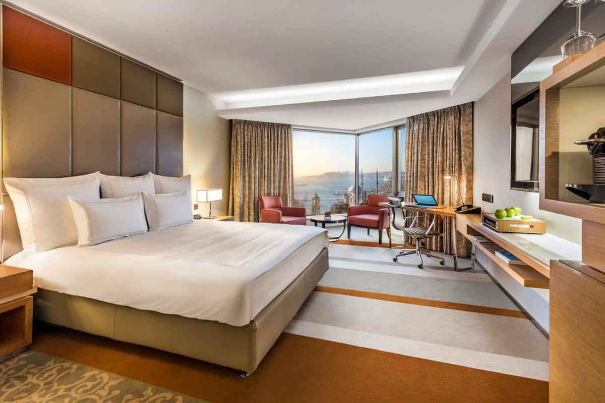 Swiss, Room, 1 King Bed | Hypo-allergenic bedding, minibar, in-room safe, desk