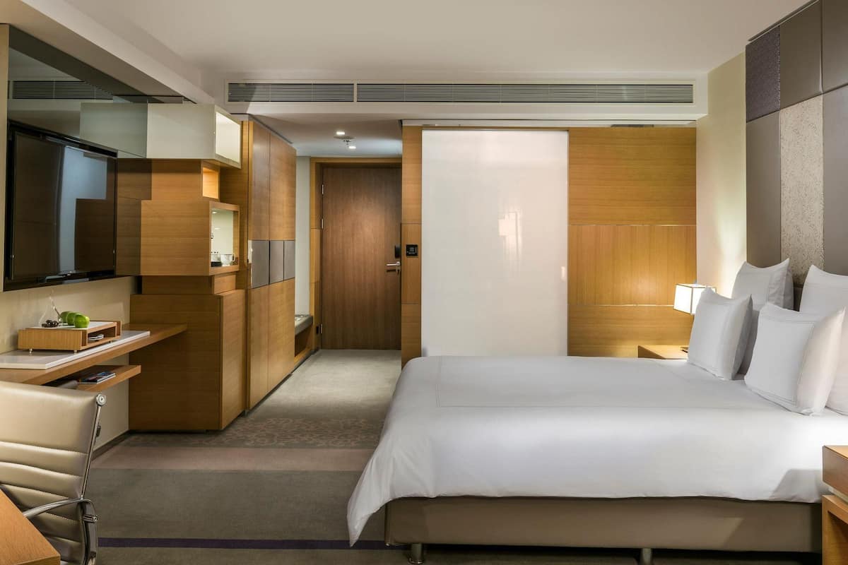 1 bedroom, hypo-allergenic bedding, minibar, in-room safe