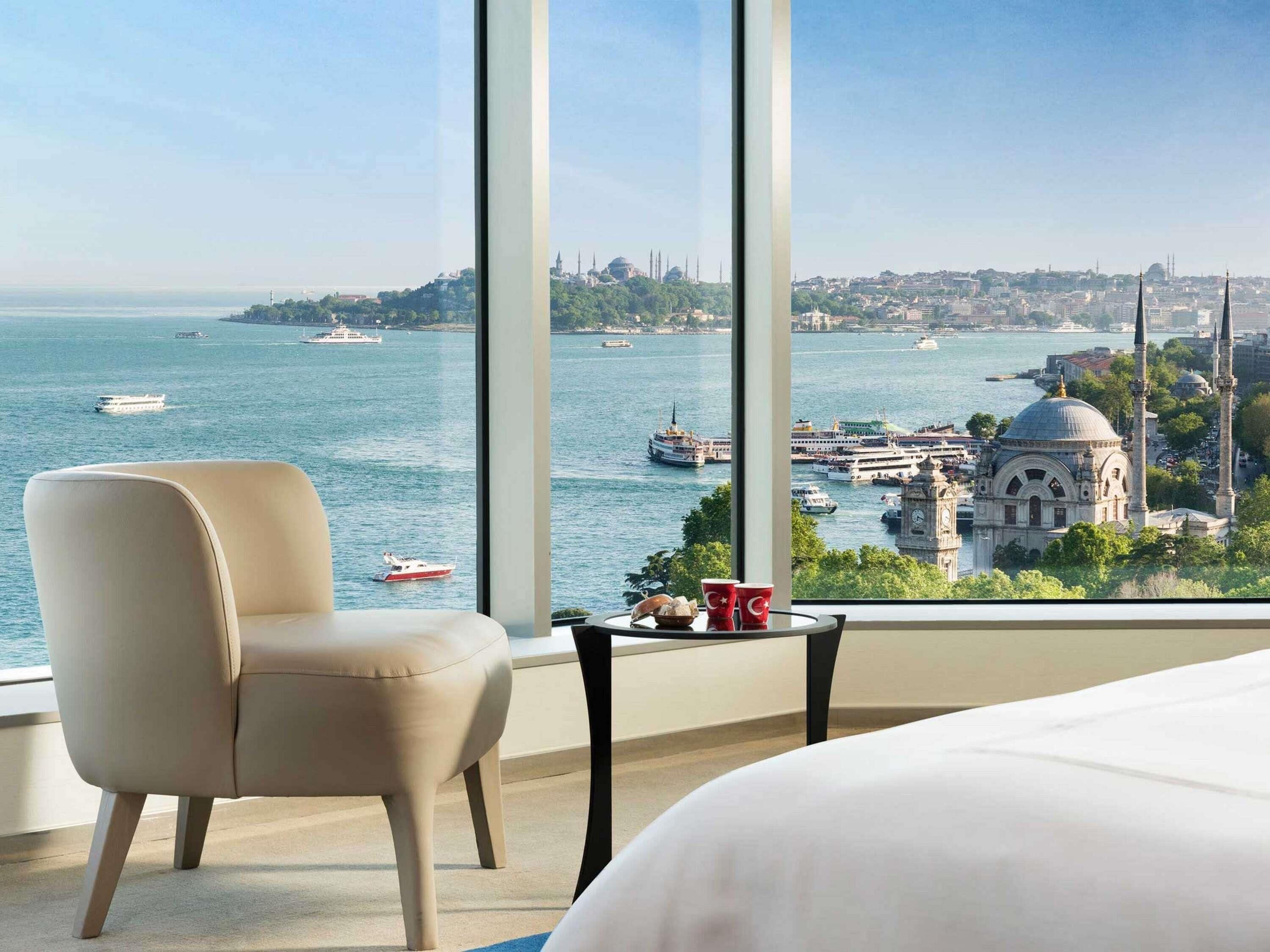 Swiss, Chambre Exécutive, 1 très grand lit, en angle | Literie hypoallergénique, minibar, coffres-forts dans les chambres