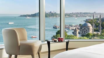 Swiss, Quarto executivo, 1 cama King, no canto | Roupas de cama antialérgicas, frigobar, cofres nos quartos, escrivaninha