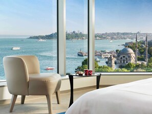 Swiss, 行政客房, 1 张特大床, 转角 | 防过敏的被褥、迷你吧、客房内保险箱、办公桌