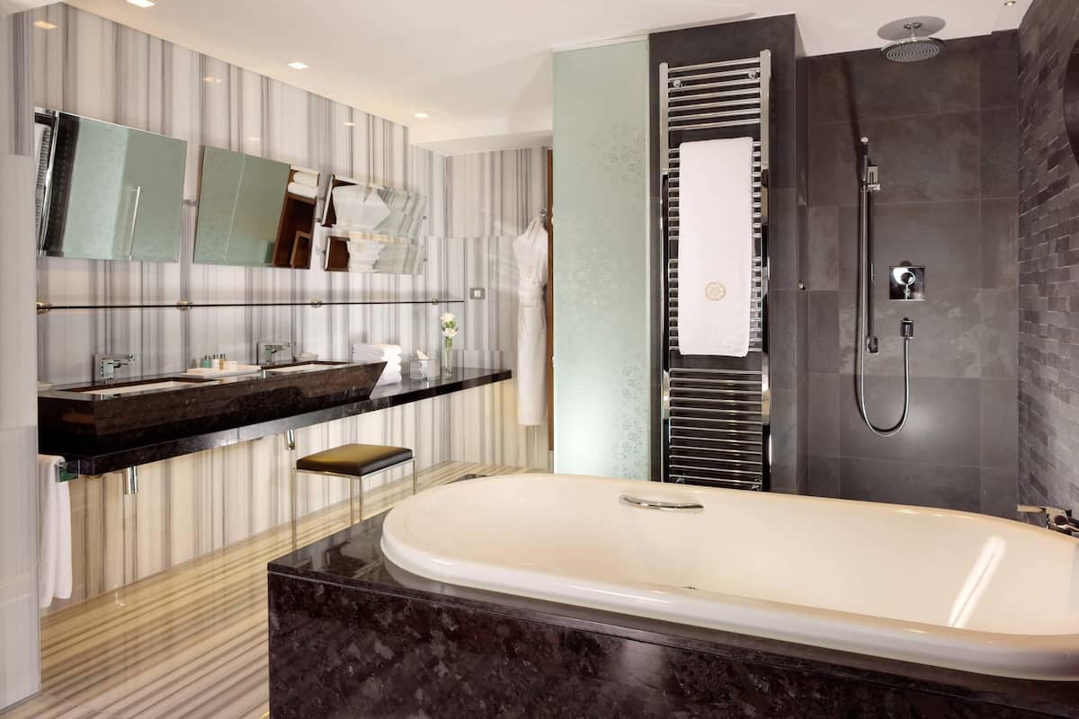 1 bedroom, hypo-allergenic bedding, minibar, in-room safe