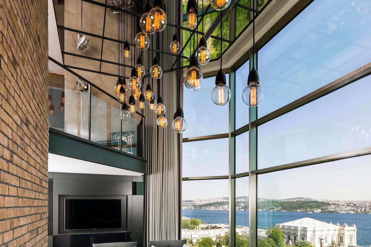 Roupas de cama antialérgicas, frigobar, cofres nos quartos, escrivaninha