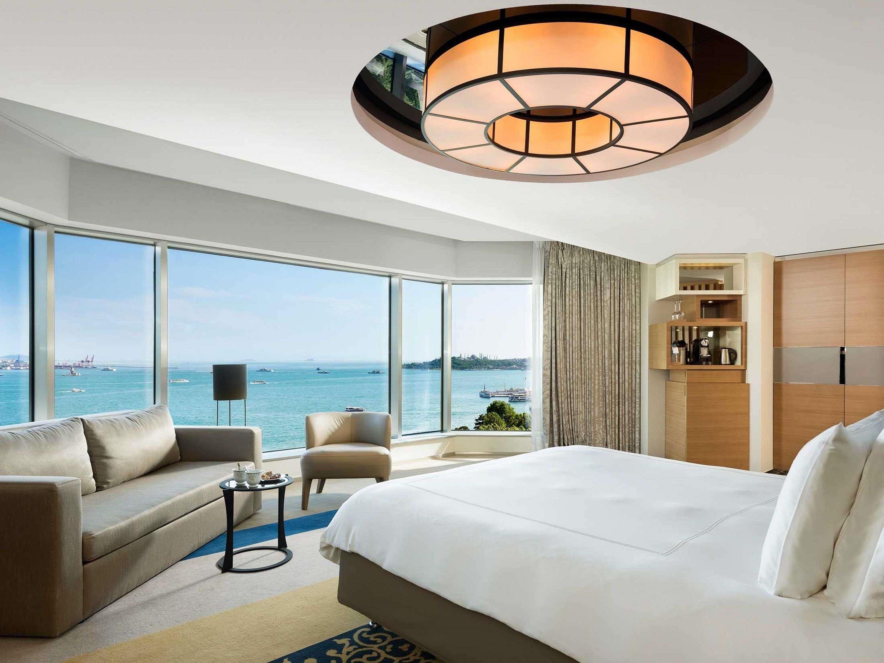 Hypo-allergenic bedding, minibar, in-room safe, desk