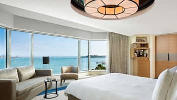 Hypo-allergenic bedding, minibar, in-room safe, desk