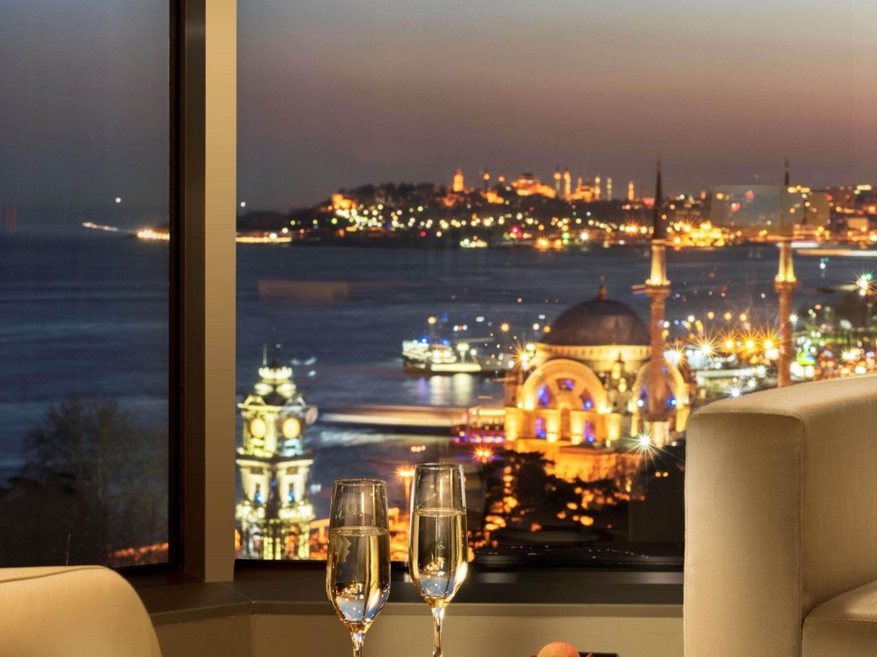 Phòng, 1 giường cỡ king, góc (Bosphorus View) | Bộ đồ giường kháng dị ứng, minibar, két bảo mật tại phòng, bàn 