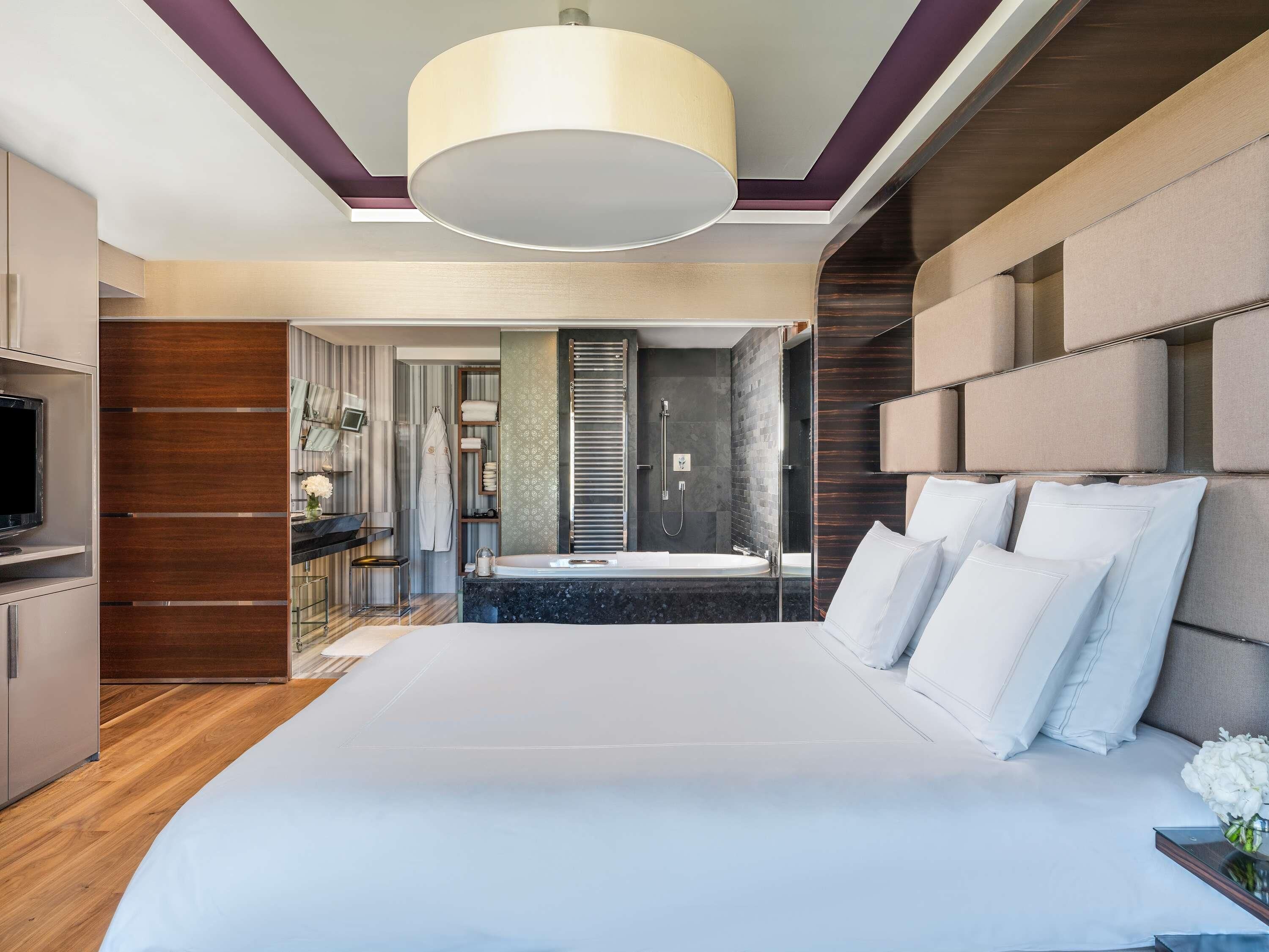 Allergikerbettwaren, Minibar, Zimmersafe, Schreibtisch