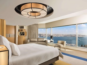 Hypo-allergenic bedding, minibar, in-room safe, desk