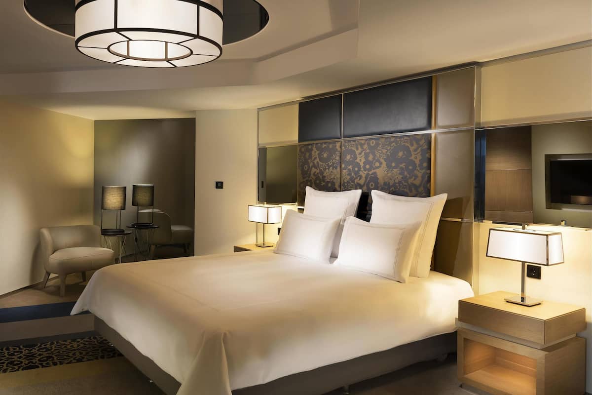 Deluxe Suite, 1 King Bed with Sofa bed, Garden View
