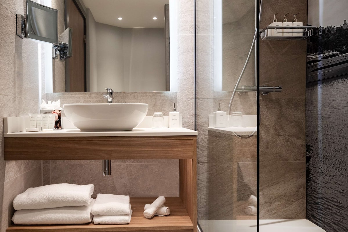 shower, free toiletries, hair dryer, towels