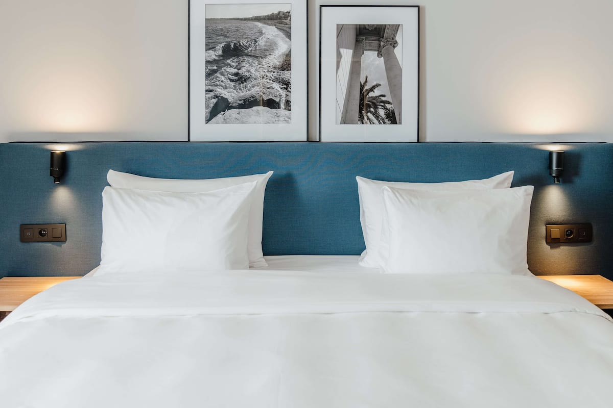 premium bedding, pillow-top beds, in-room safe, desk