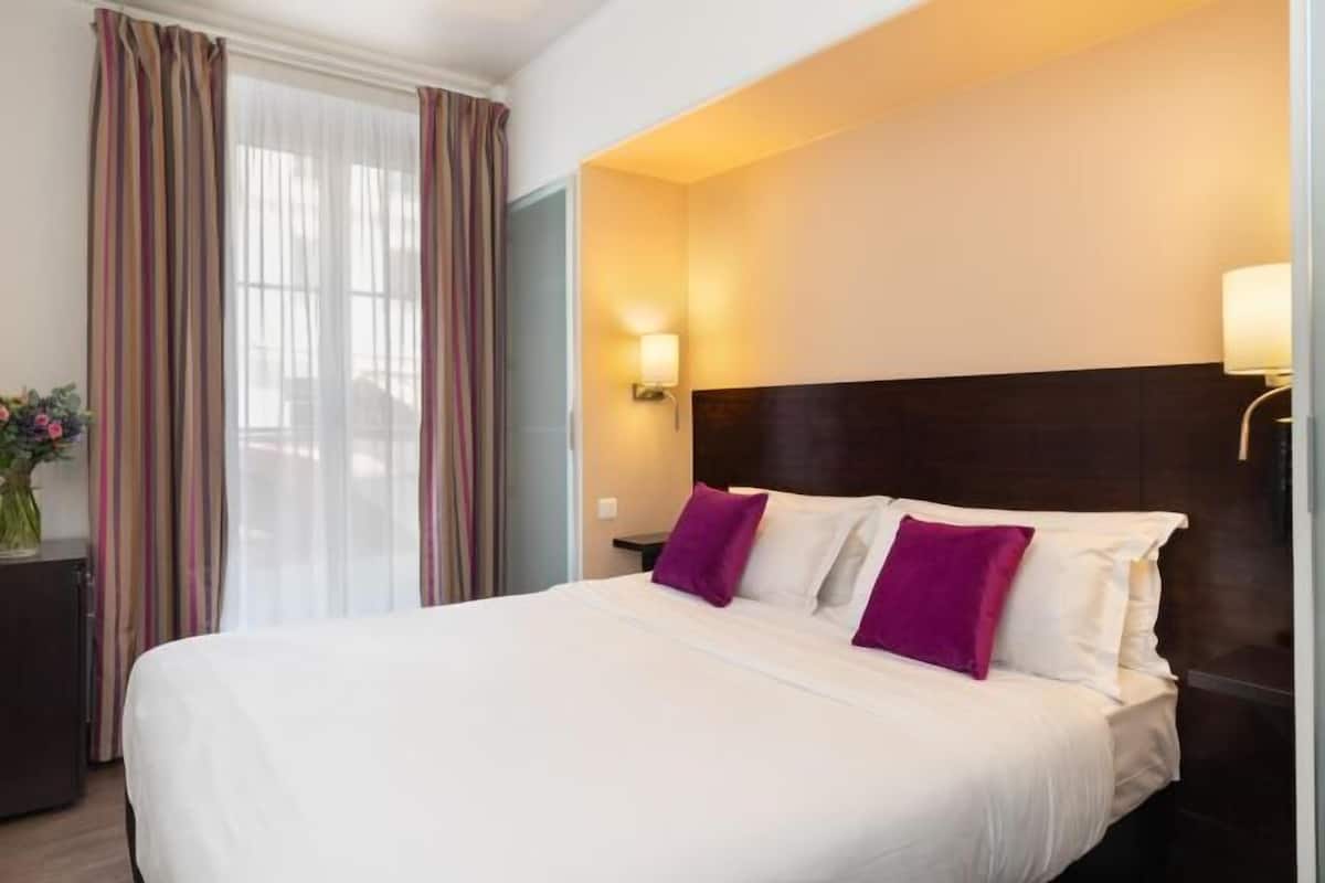 Ropa de cama de alta calidad, minibar, caja fuerte y escritorio