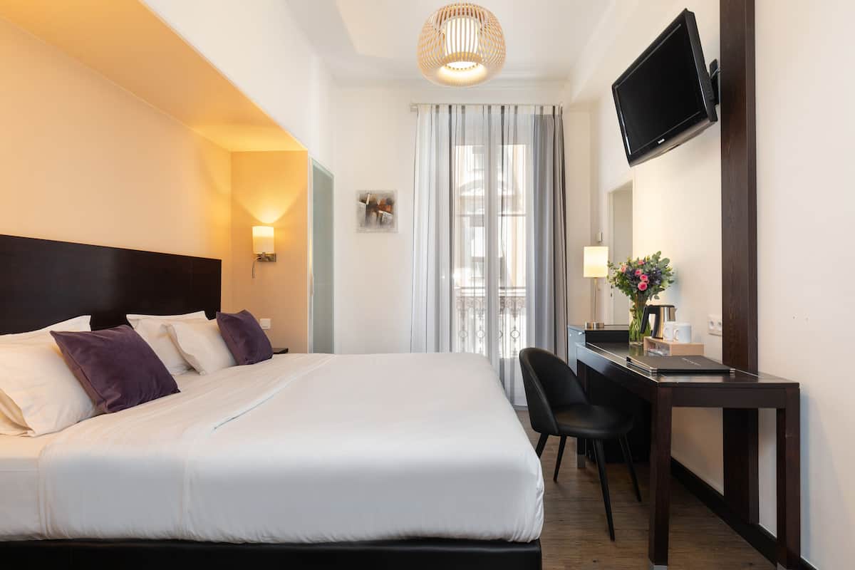 Habitación Deluxe con 1 cama doble o 2 individuales | Ropa de cama de alta calidad, minibar, caja fuerte y escritorio