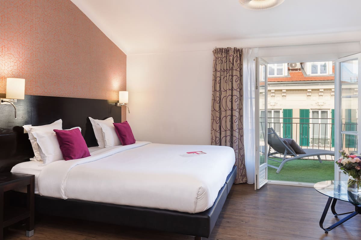 Junior Suite, 1 Queen Bed with Sofa bed