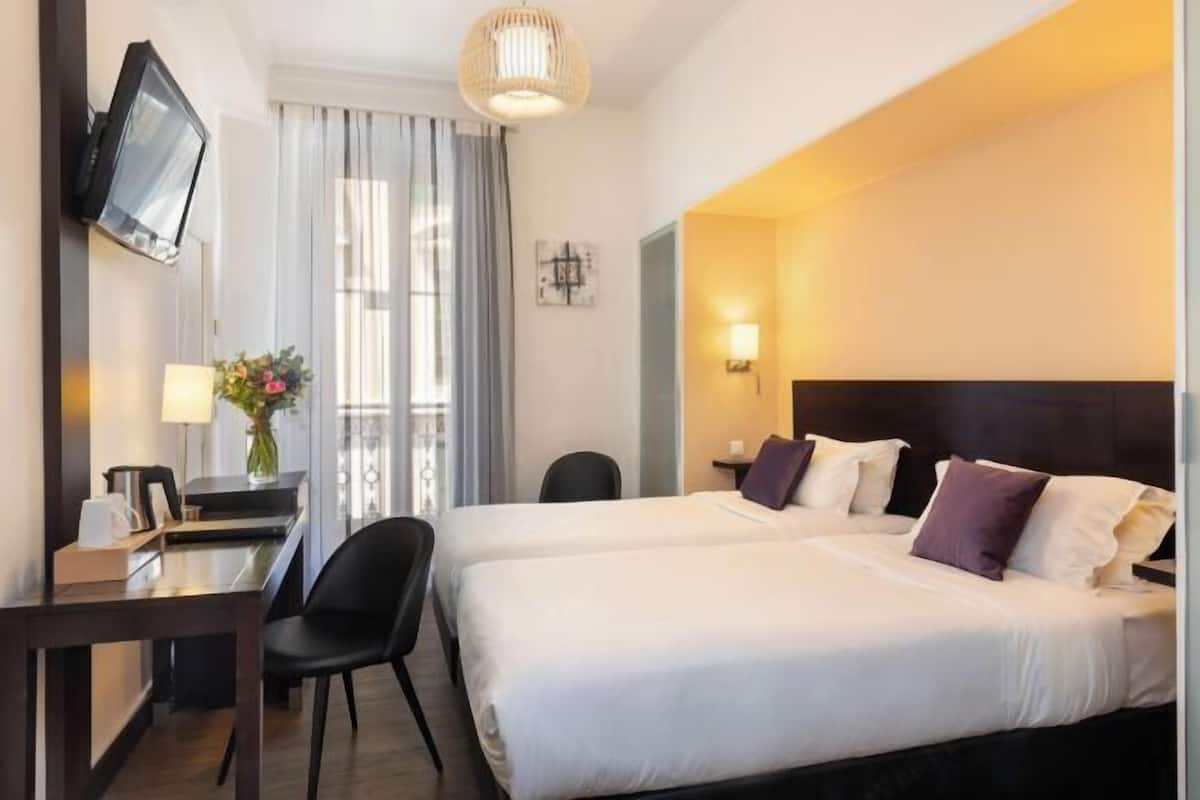 Ropa de cama de alta calidad, minibar, caja fuerte y escritorio