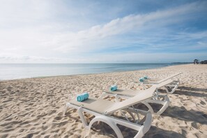 On the beach, white sand, sun-loungers, beach umbrellas - Iberostar Waves Paraíso Beach - All Inclusive (Playa del Carmen)