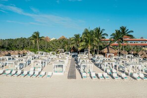 On the beach, white sand, sun-loungers, beach umbrellas - Iberostar Waves Paraíso Beach - All Inclusive (Playa del Carmen)