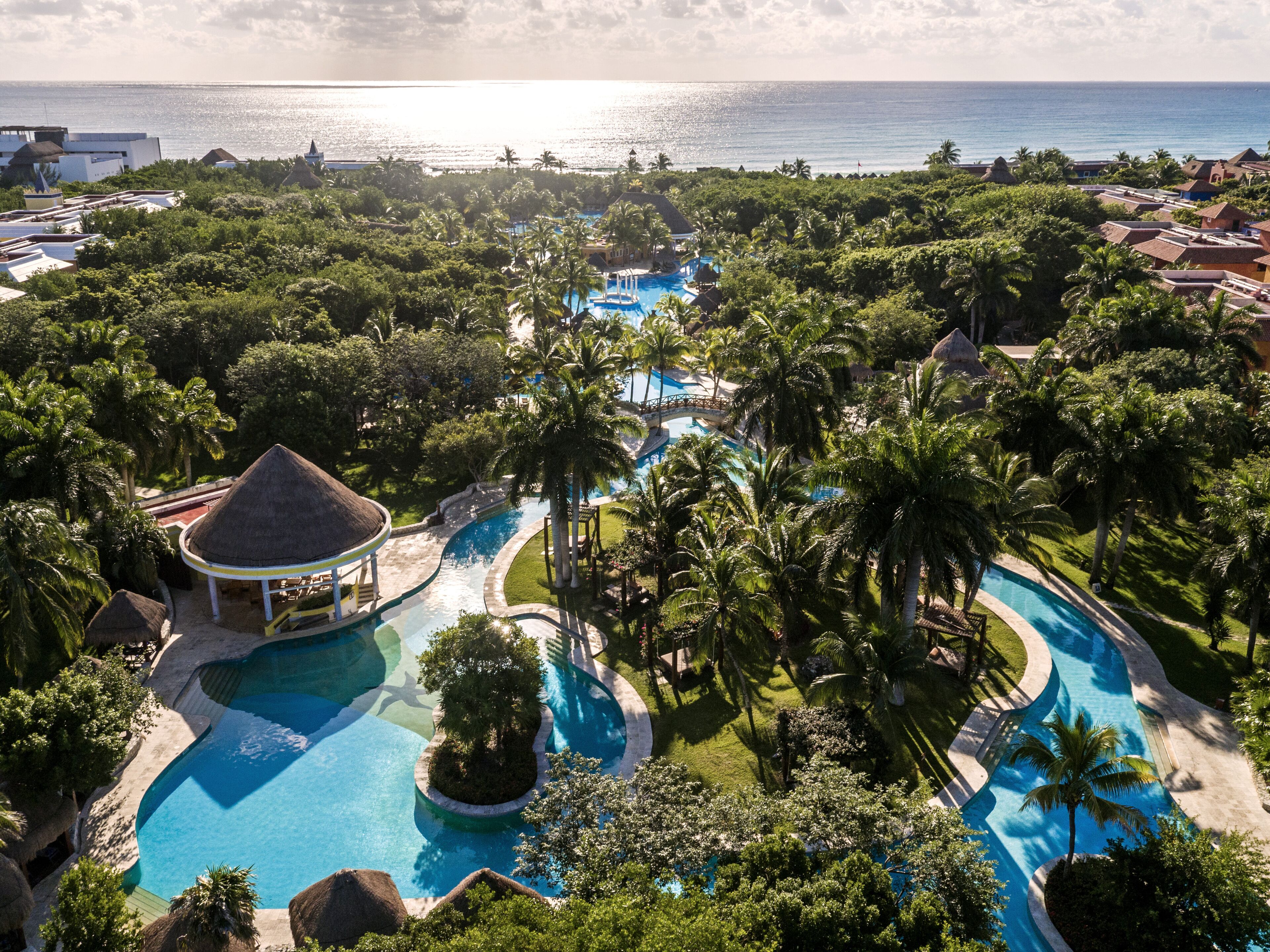 Outdoor pool, pool umbrellas, sun loungers