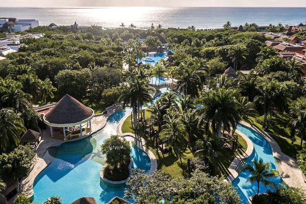 Outdoor pool, pool umbrellas, sun loungers
