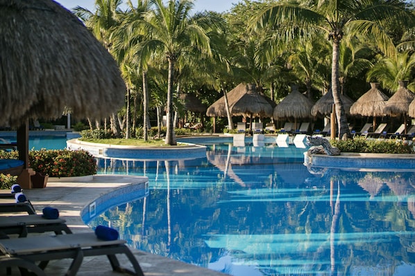 Outdoor pool, pool umbrellas, sun loungers