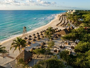 On the beach, white sand, sun-loungers, beach umbrellas - Iberostar Waves Paraíso Beach - All Inclusive (Playa del Carmen)