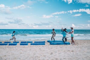 Sur la plage, sable blanc, chaise longue, parasol