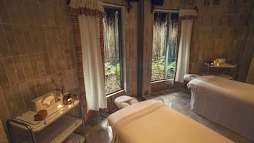 Hoitoalue ulkona, vartalohoitoja, hydroterapiaa, aromaterapiaa