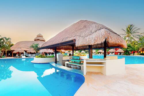 5 Bars/Lounges, Bar im Pool