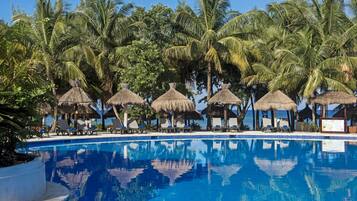 AuĂenpool, Sonnenschirme, LiegestĂŒhle