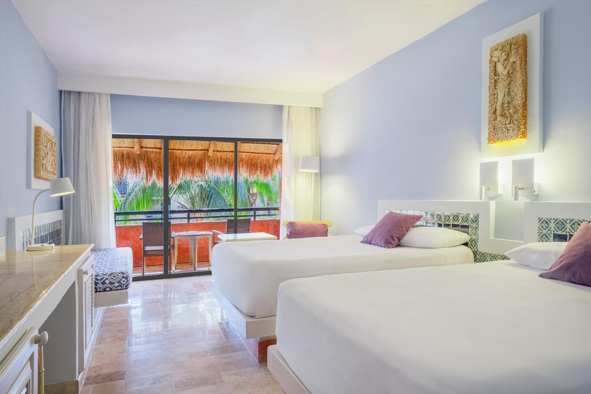 迷你吧（备有免费物品）、客房内保险箱、办公桌、遮光窗帘