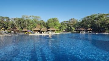 4 piscines extérieures, parasols de plage, chaises longues