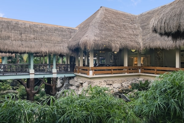8 restaurants; breakfast, lunch, and dinner served