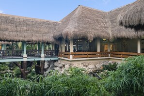 8 restaurants, breakfast, lunch, dinner served; Japanese cuisine 